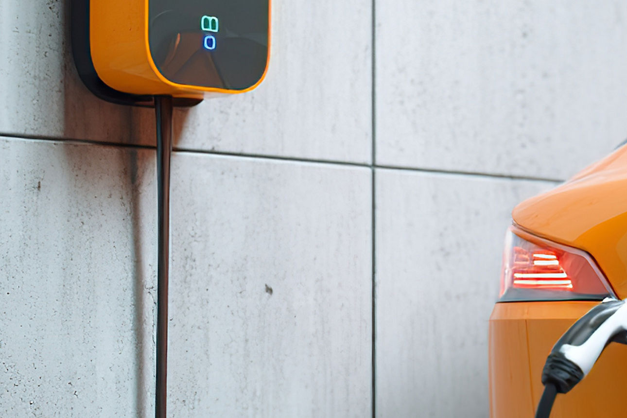 Ein E-Auto wird an einer Wallbox geladen