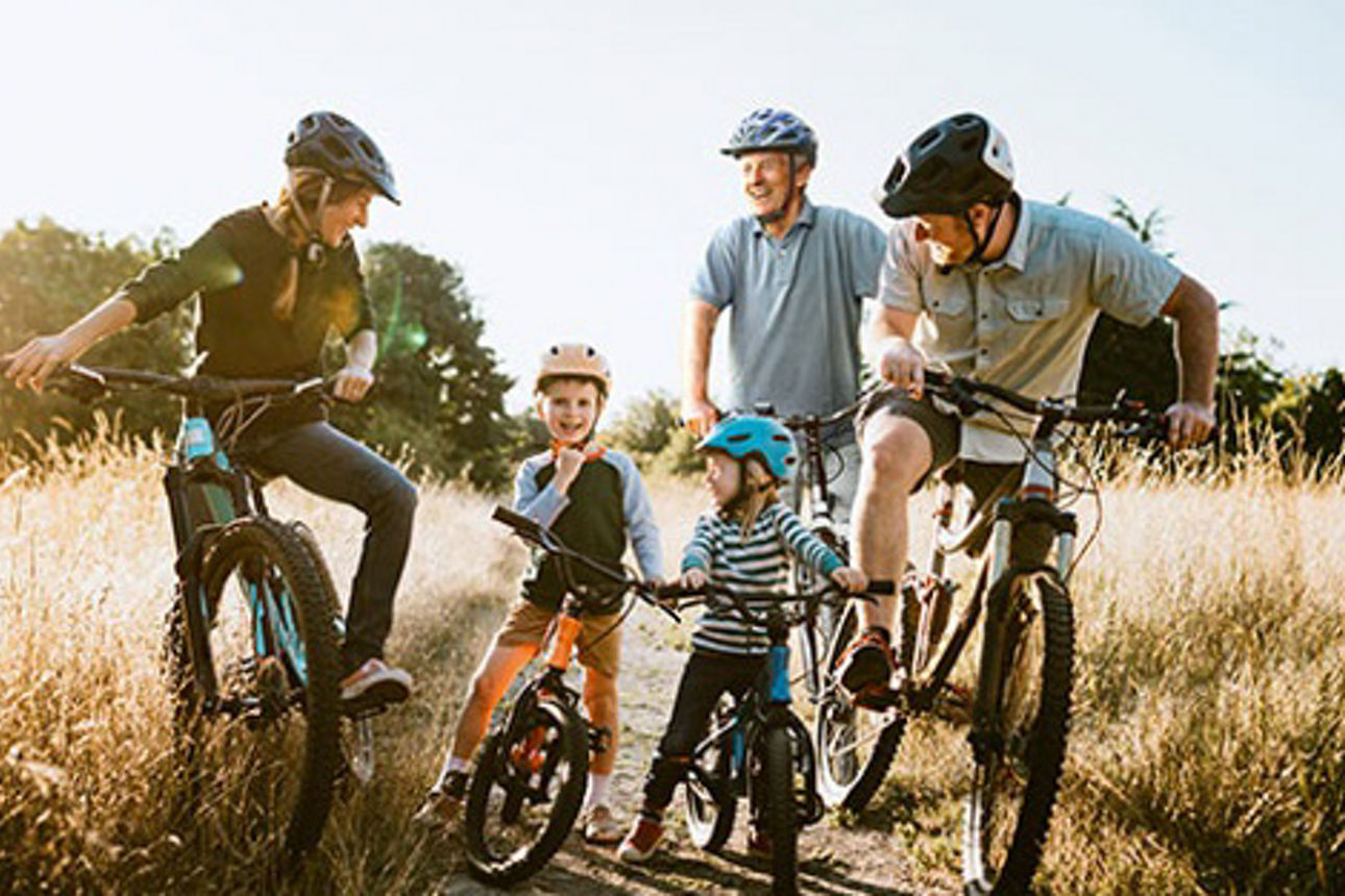Eine Familie bei einer Radtour