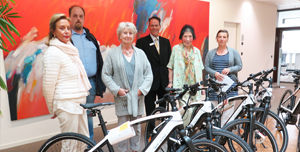 Spendenübergabe in der Filiale mit Gewinnern