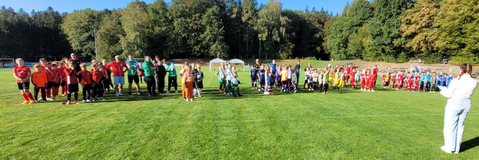 Das Bild zeigt zwei Mannschaften beim Fußballspiel.