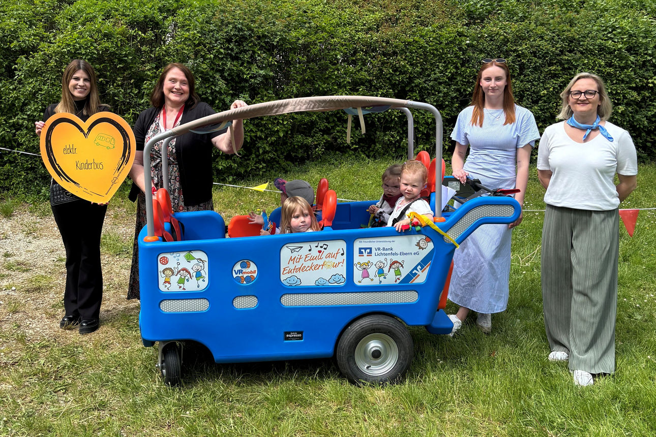 Elektronischer Kinderbus wird an den Kindergarten übergeben