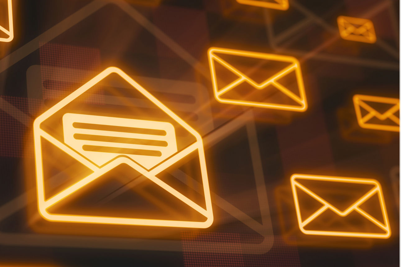 Mehrere stilisierte Briefumschläge und ein geöffneter Umschlag mit Papier sind als leuchtende Konturen dargestellt.