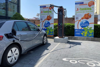 E-Auto wird gerade an einer E-Ladesäule geladen
