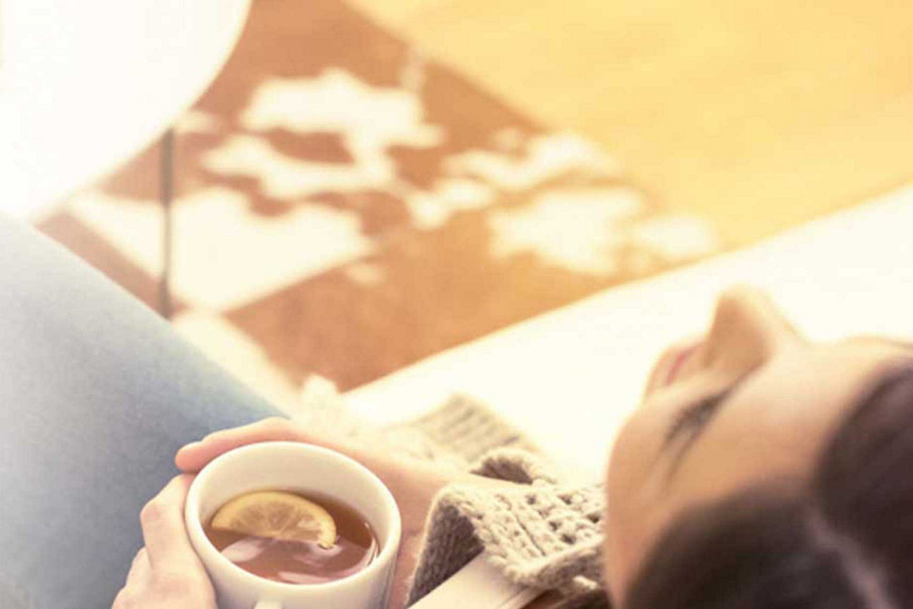 PSD2 - Frau mit Tee in der Hand