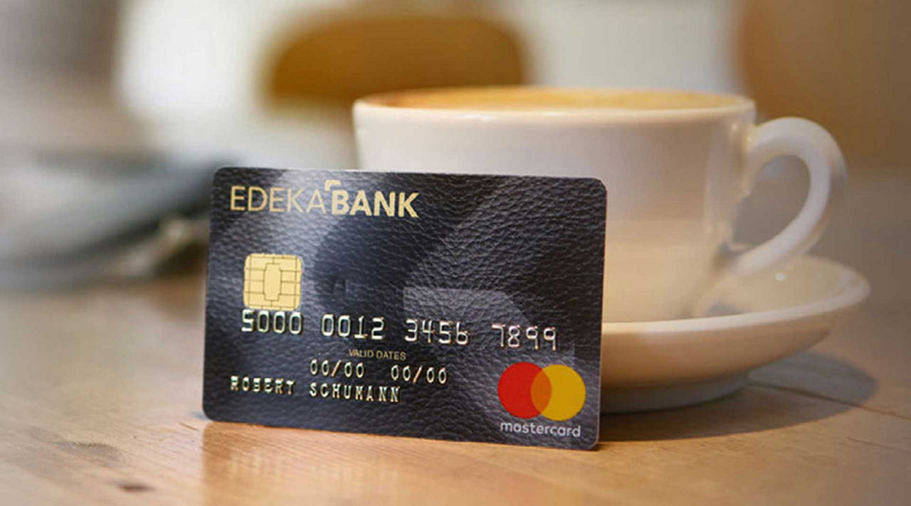 Karte sperren - Edekabank Mastercard steht vor Kaffeetasse