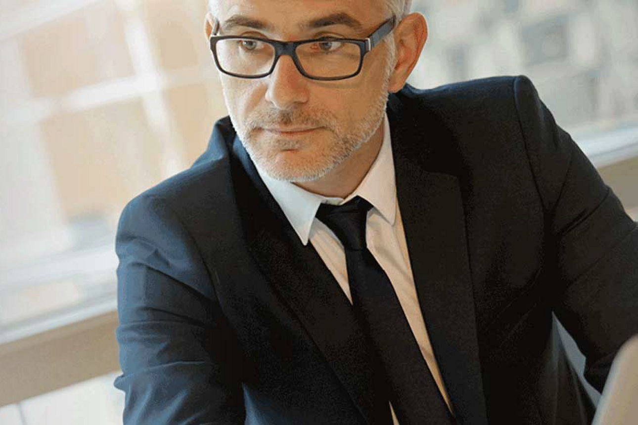 Weiteren Informationen - Ein Mann im Anzug mit Brille