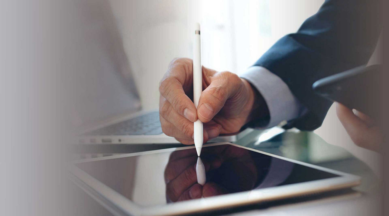 Kontaktformular Hand mit Stift schreibt auf Tablet