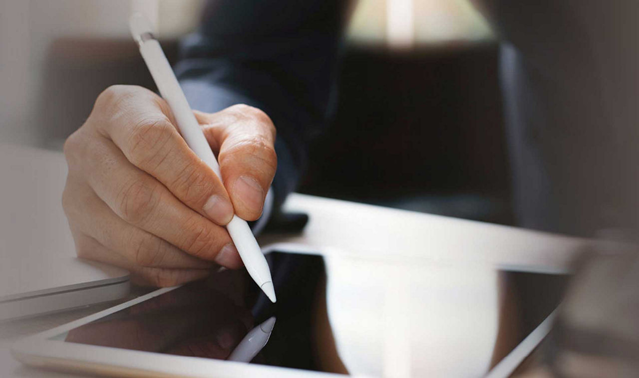Elektronische Signatur - Hand Unterschreibt mit einem Stift auf einem Ipad