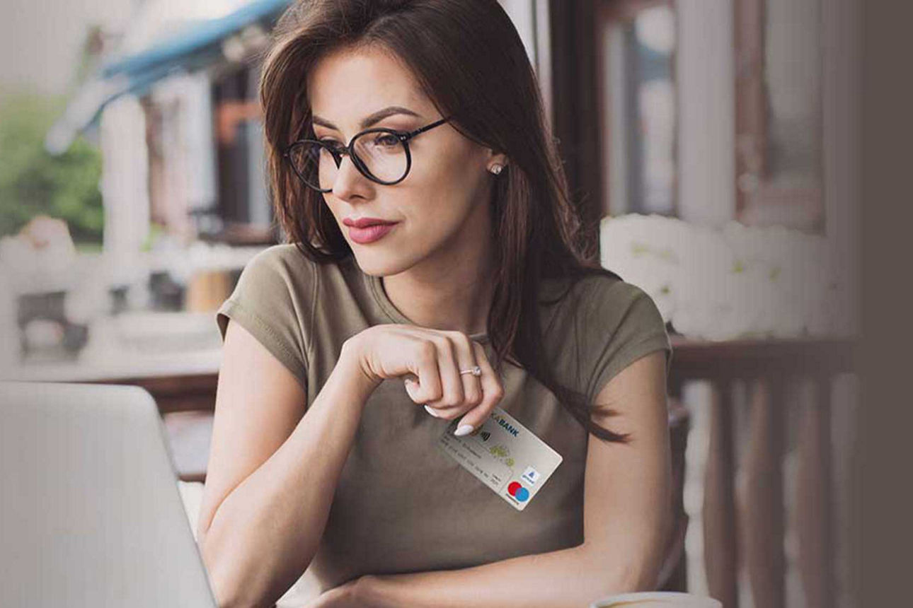 girocard Debit Mastercard - Frau mit girocard in der Hand