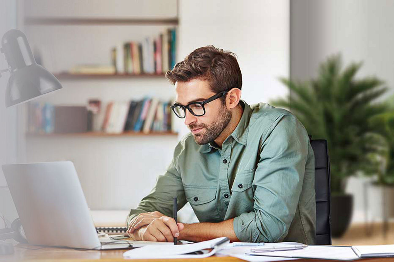 Formular-Center - Mann arbeitet am Laptop