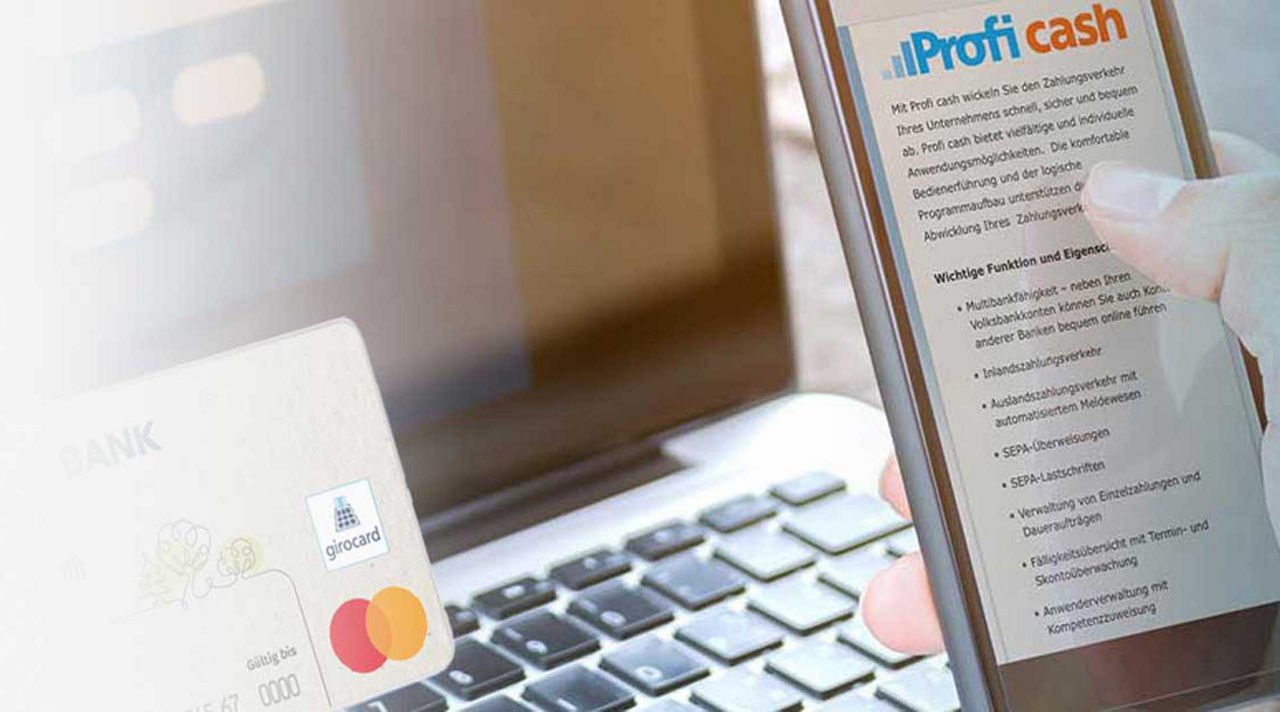 Banking-Software Profi cash Hand scrollt am Handy mit Profi Cash Inhalt
