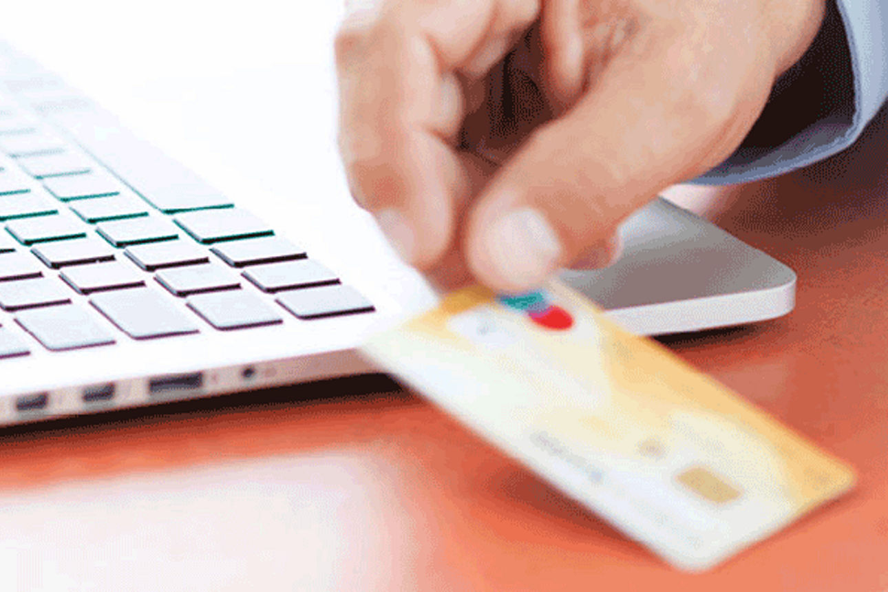 Visa Secure - Hände halten eine Karte