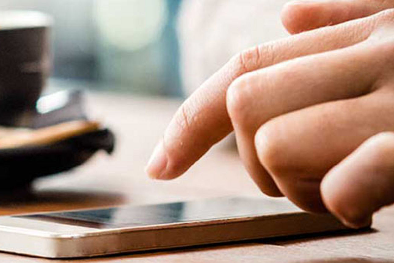 Visa Secure - Finger tippt auf einem Smartphone