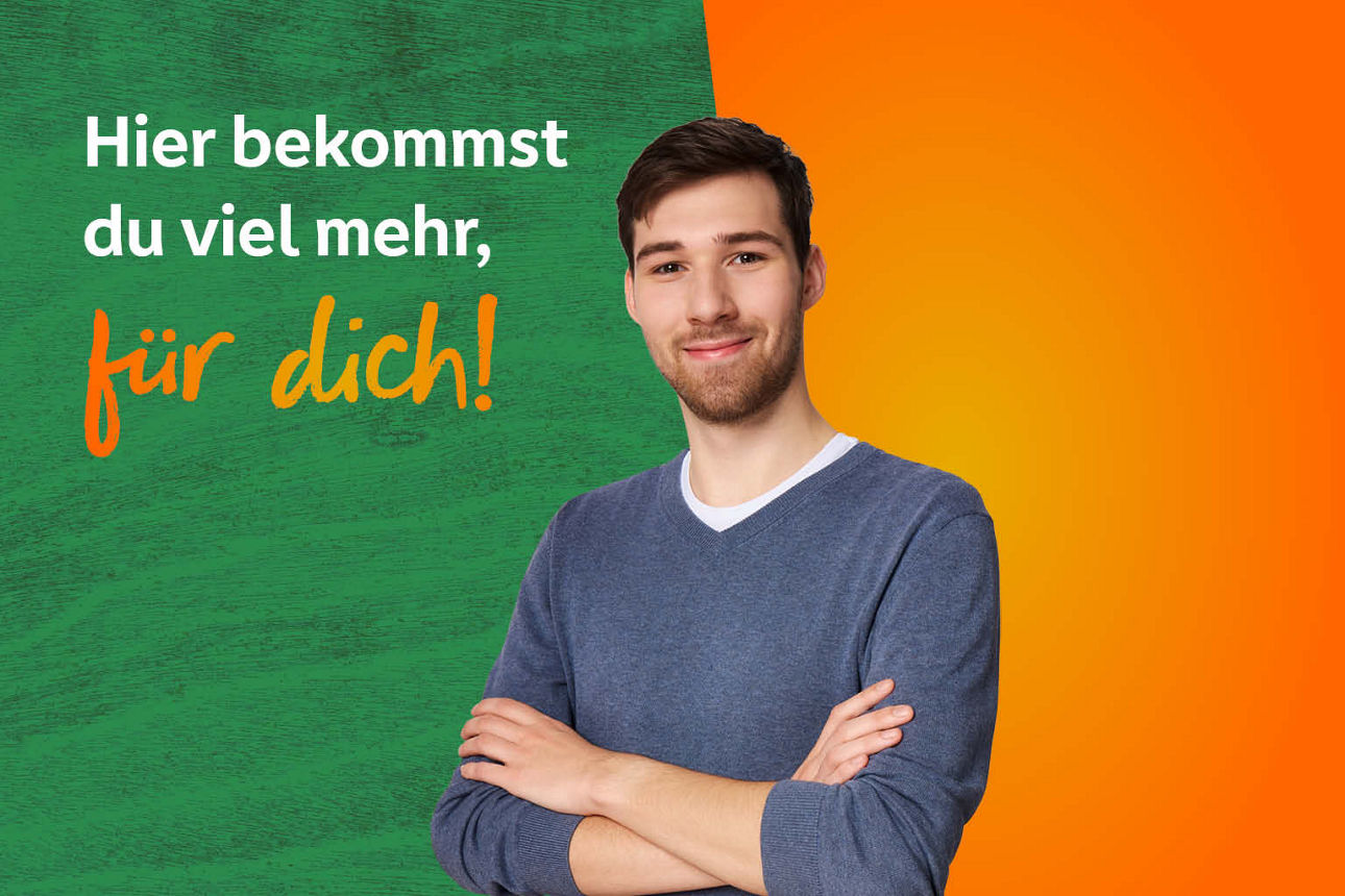 Ein lächelnder junger Mann