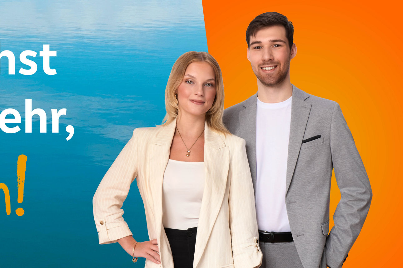 Zwei Auszubildende strahlen vor einem blau/orangenem Hintergrund