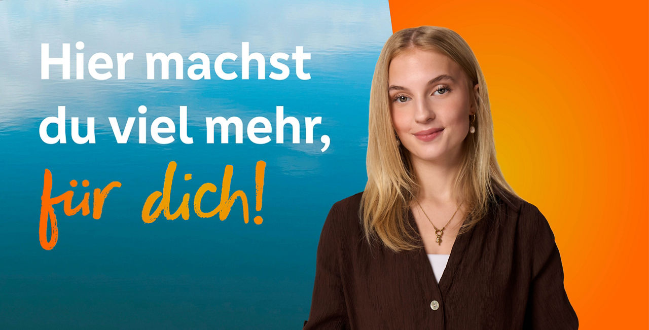 Auszubildende, lächelndes Gesicht vor blau/orangenem Hintergrund