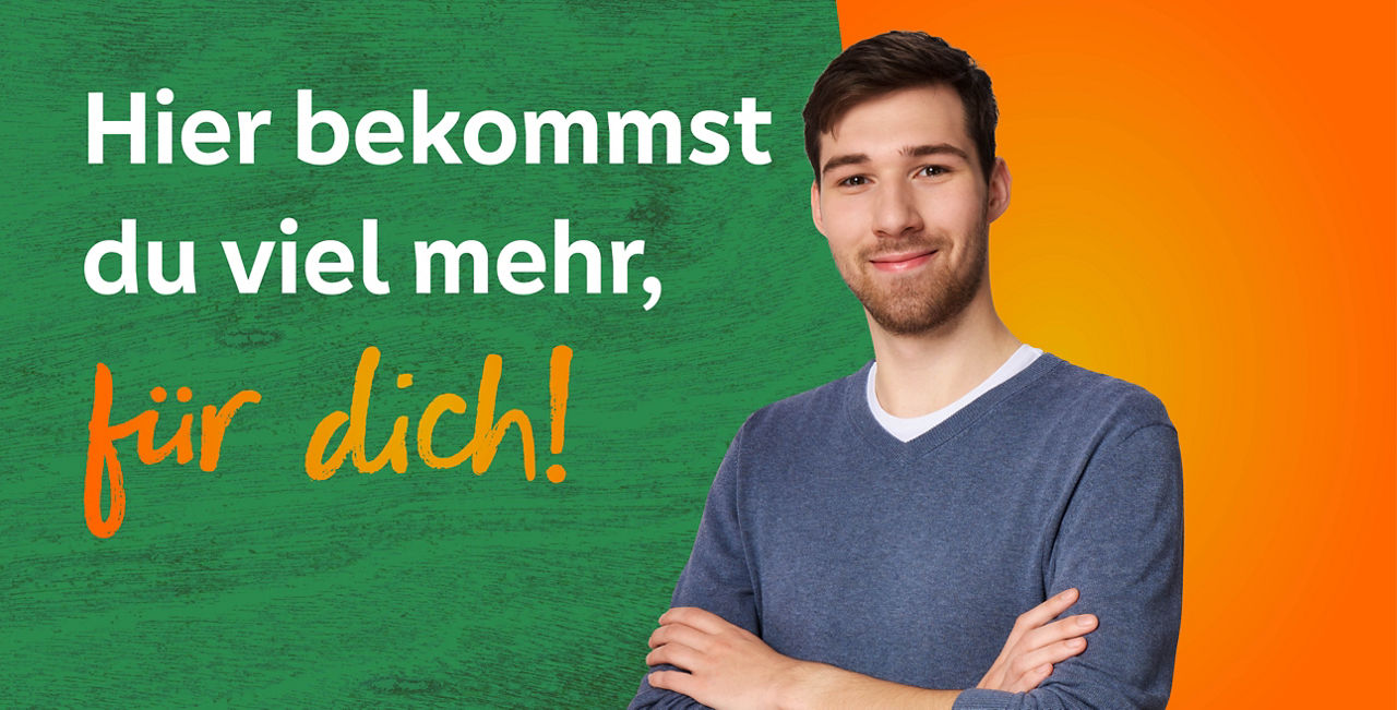 Duale Studentin steht vor orangem/grünen Hintergrund