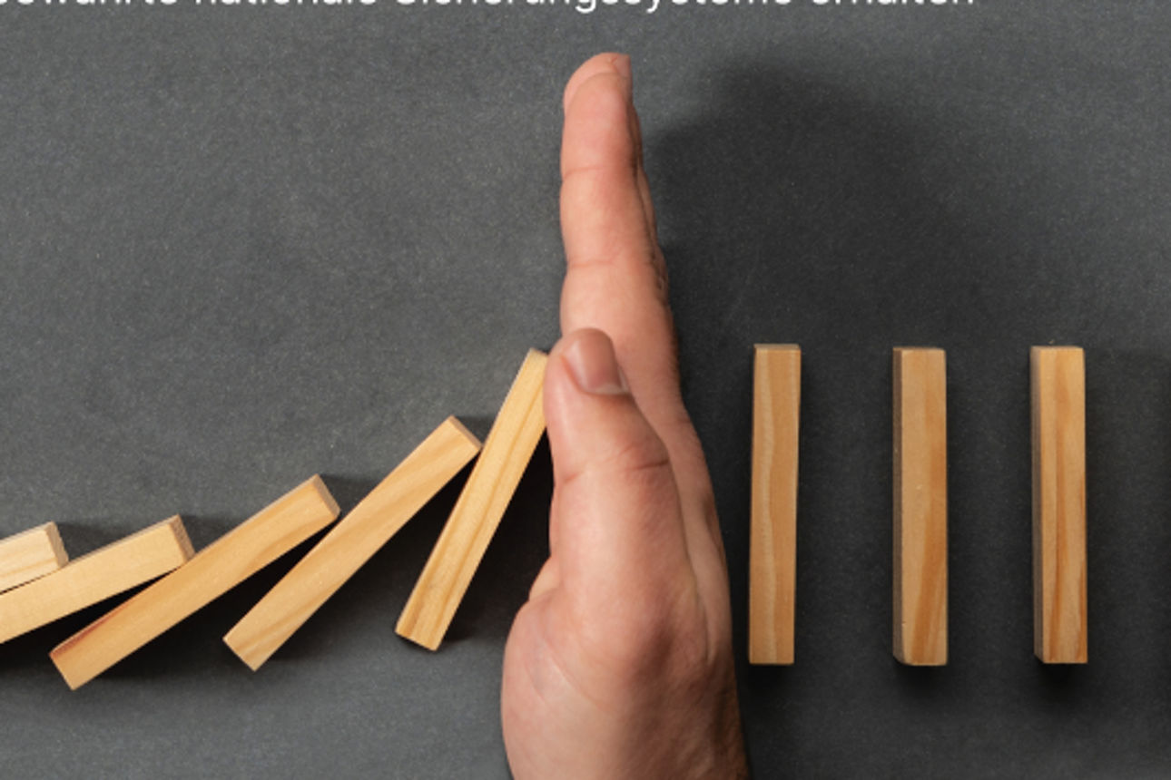 Holz-Dominosteine in der Mitte eine Hand hochkant 