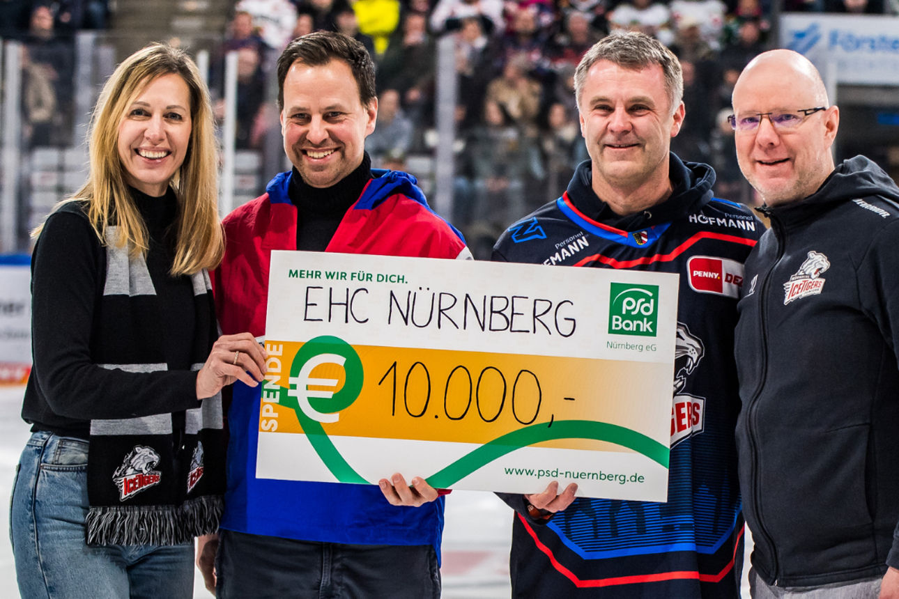 Spendenübergabe in der PSD Bank Nürnberg ARENA mit dem Geschäftsführer vom EHC und den Vorständen der PSD Bank Nürnberg.