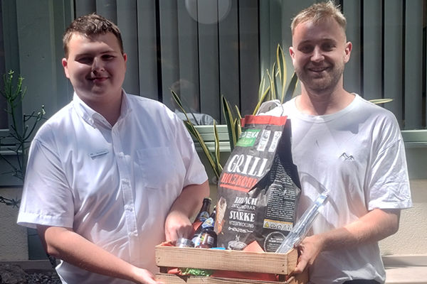Max Sollfrank übergibt David Kraft das dritte Grillpaket