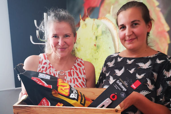 Franziska Lauterbach erhält das letzte Grillpaket, überreicht von Katrin Kirsten