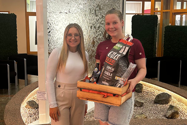 Unsere Kundin Josepha Lieb bekommt das zweite Grillpaket von Jennifer Balzer überreicht