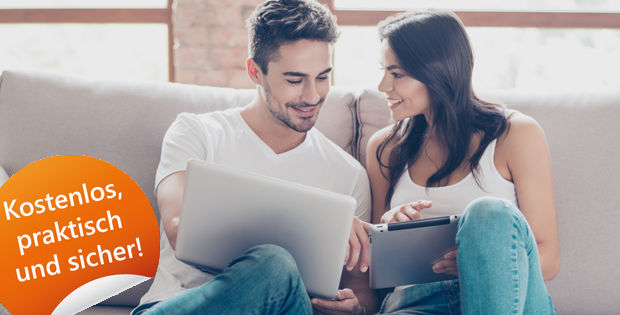 Mann und Frau mit Laptop und iPad auf dem Sofa