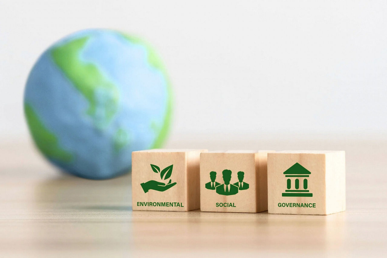 Würfel mit ESG-Buchstaben im Vordergrund