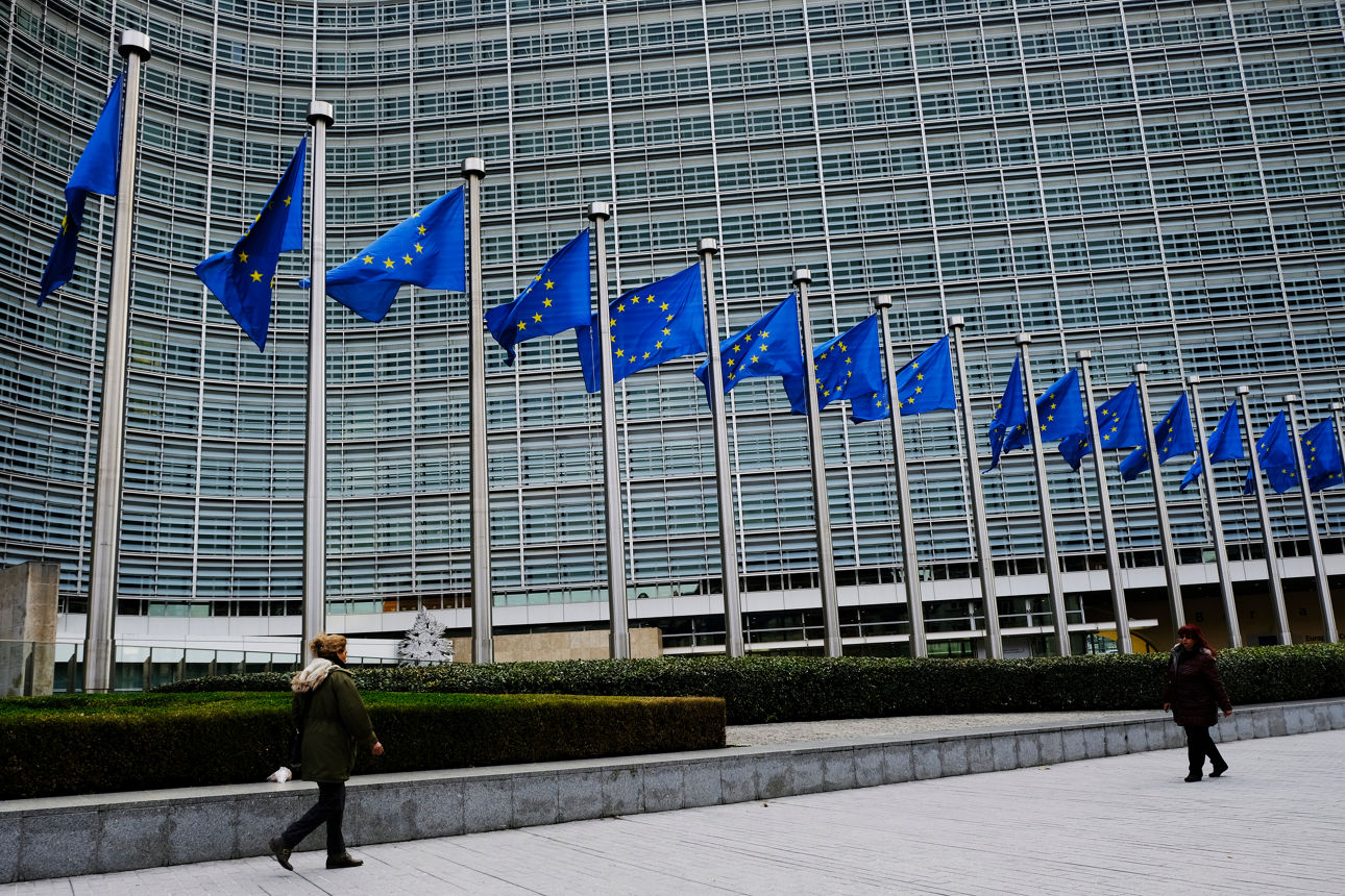 Flaggen vor der EU-Kommission