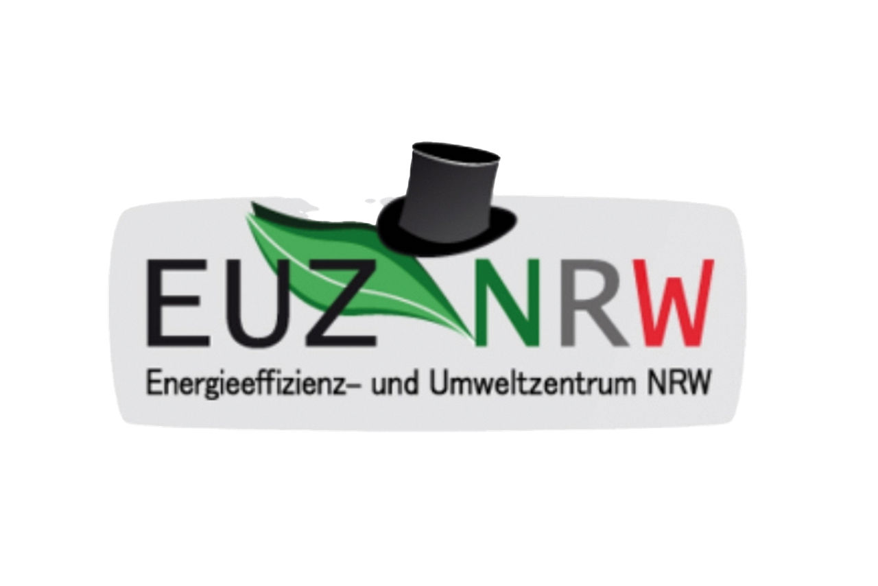 Logo des Energieeffizienz- und Umweltzentrums NRW: Schriftzug "EUZ NRW" mit grünem Blatt und schwarzem Zylinderhut darüber.