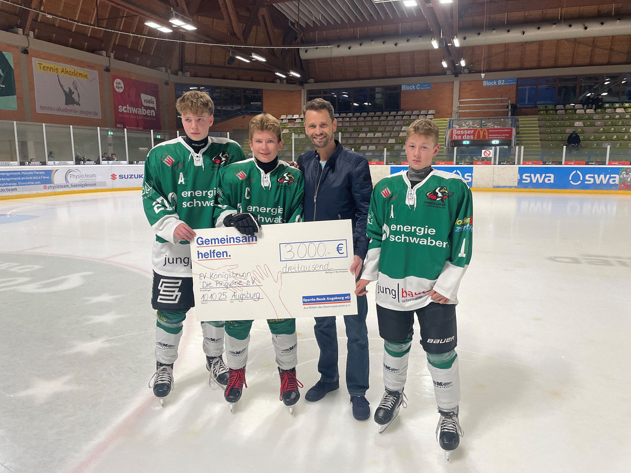 Übergabe der Spende an den EV Pinguine