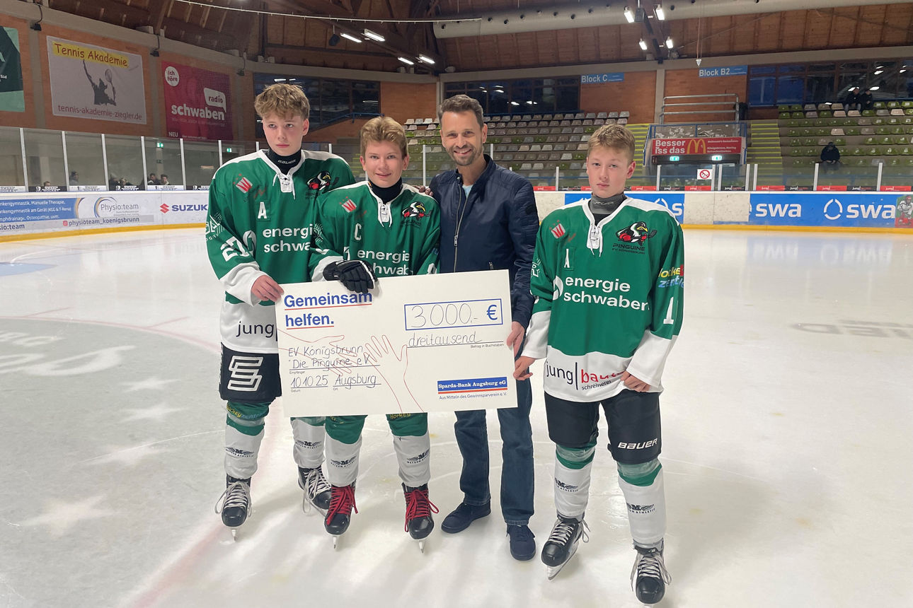 Übergabe der Spende an den EV Pinguine