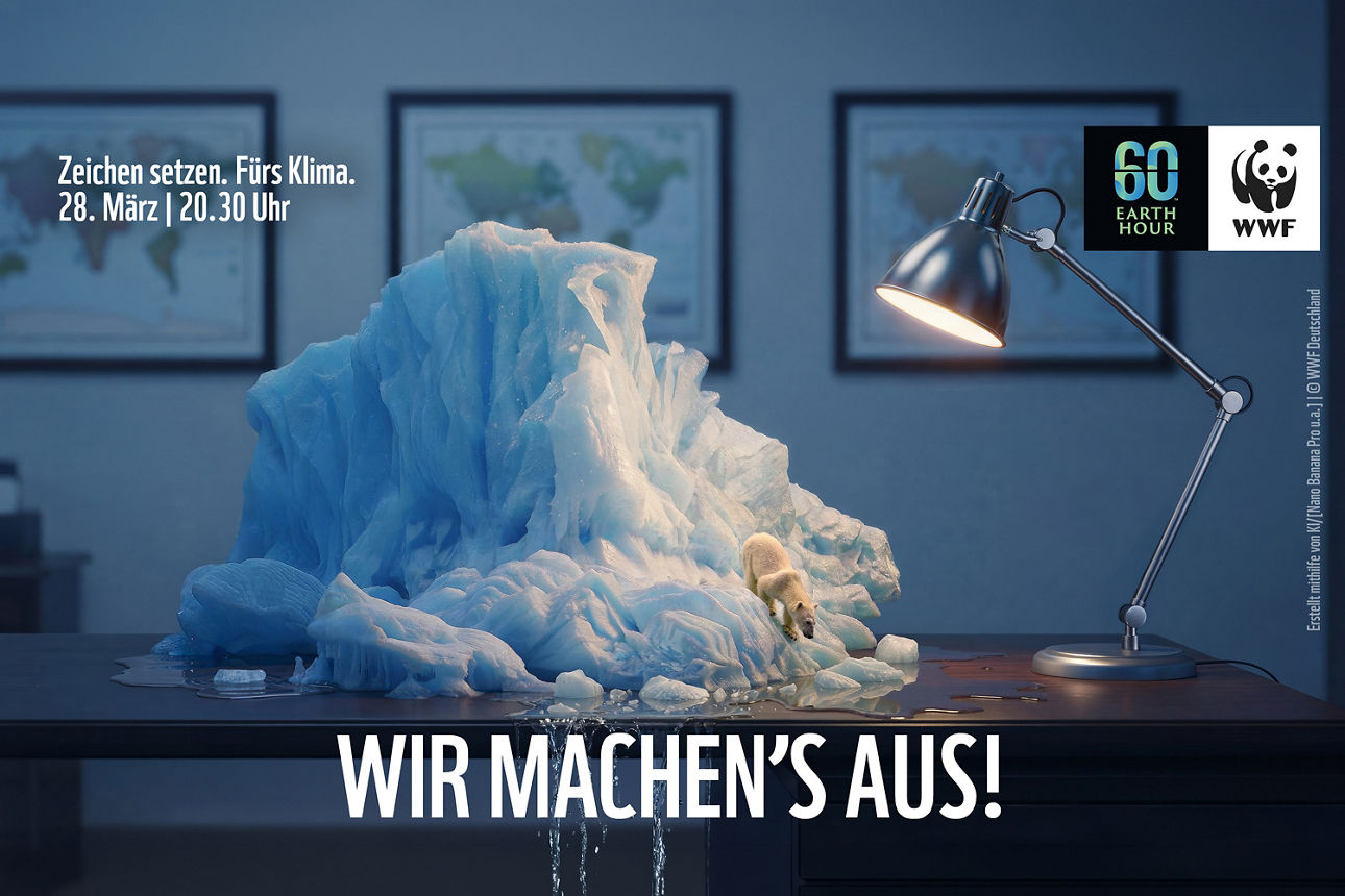 Auf einem Schreibtisch schmilzt unter dem Licht einer Tischlampe ein Eisberg. Am Rande des Eisbergs steht ein Eisbär und schaut auf das schmelzende Wasser am Boden. Das Bild steht sinnbildlich für die schmelzenden Artkis und Antarktis-Gebiete und das Verschwinden von Lebensräumen.