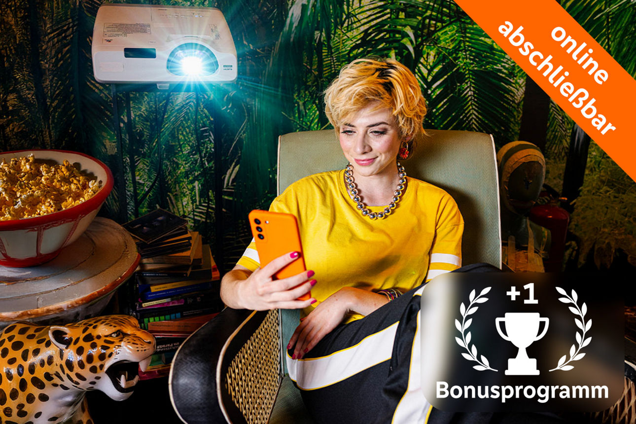 Frau sitzt gemütlich im Sessel