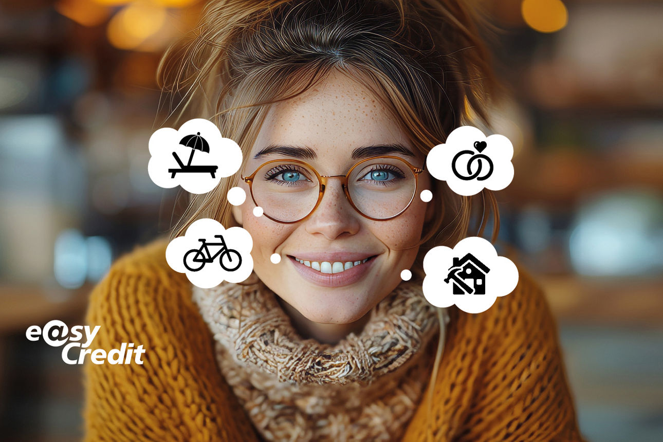 Eine Frau mit senfgelbem Pulli und Brille lächelt in die Kamera. Um sie herum sind Gedankenblasen zu Urlaub und Anschaffungen