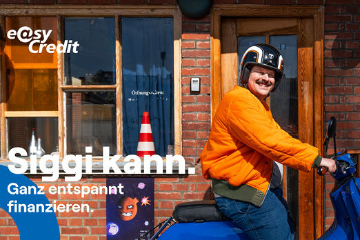 Mann sitzt auf einem Moped und lacht in die Kamera. Auf dem Bild steht "Siggi kann. Ganz entspannt finanzieren."