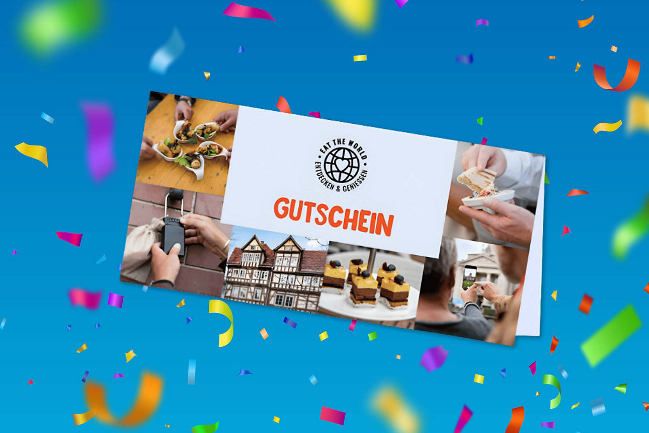 Eine Gutscheinkarte vor Hintergrund mit Konfetti
