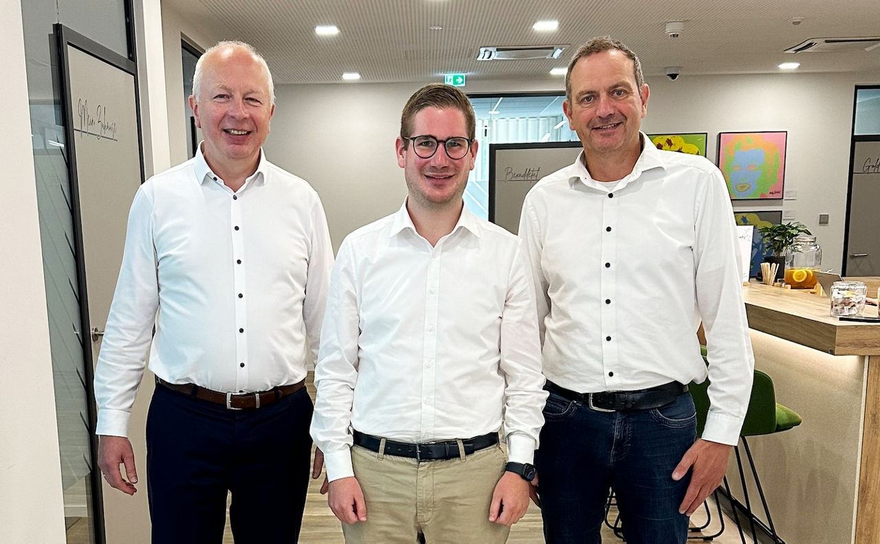 Drei Männer stehen nebeneinander
