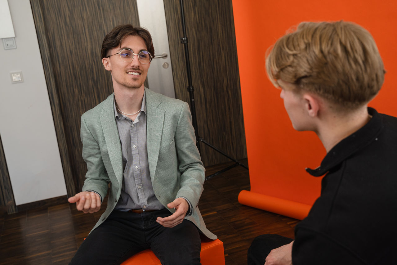 Zwei Männer unterhalten sich