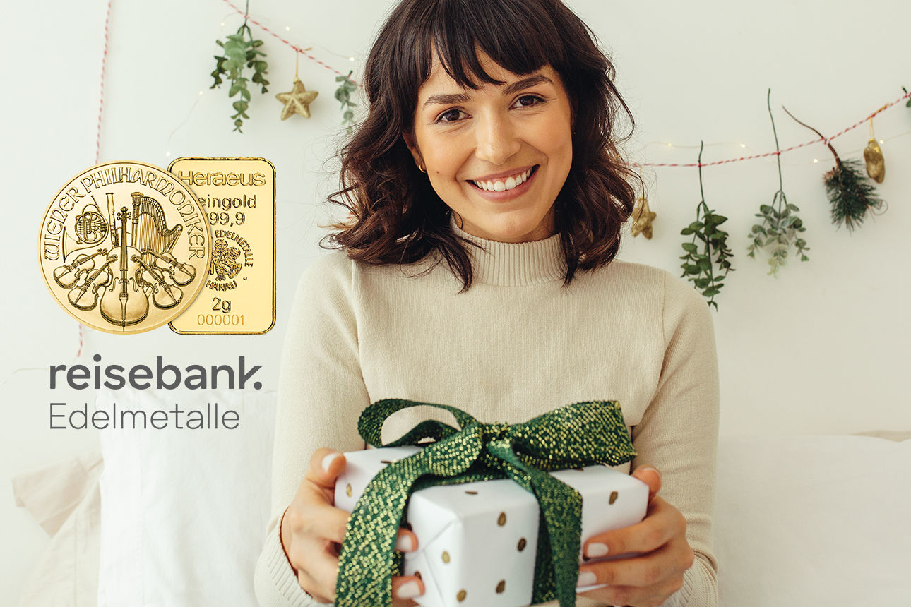 Ein junge Dame hält in ihren Händen ein Weihnachtspaket