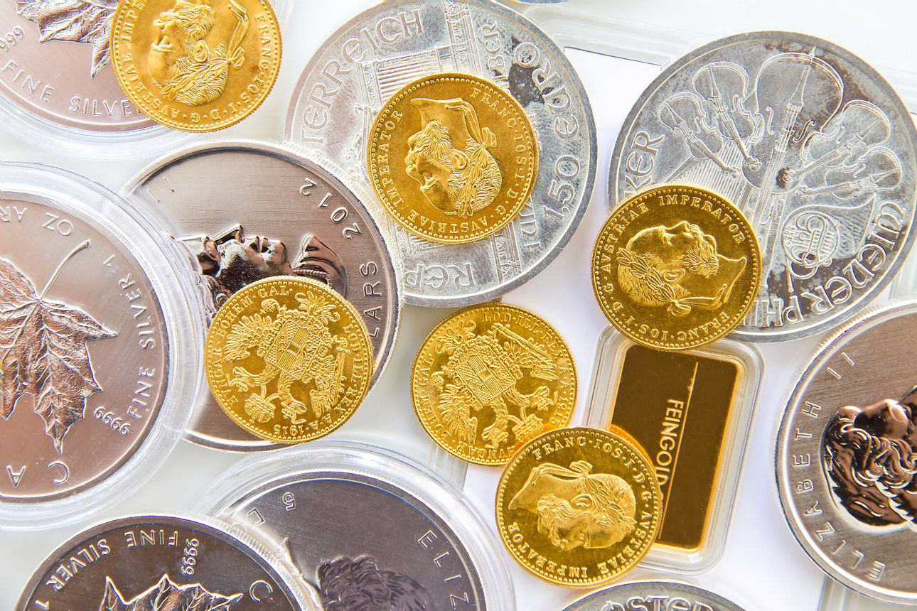 Verschiedene Gold- und Silbermünzen