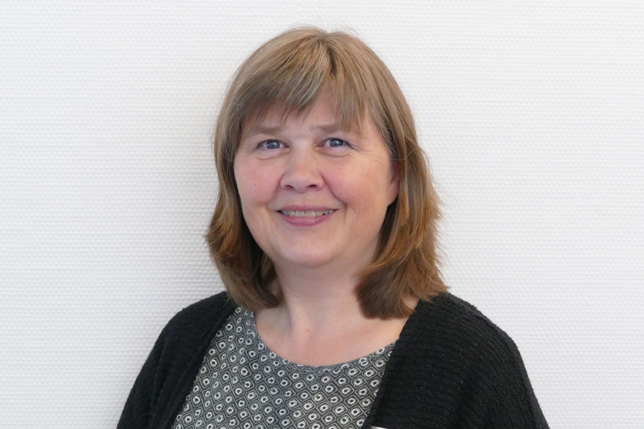 Eine Frau lächelt in die Kamera