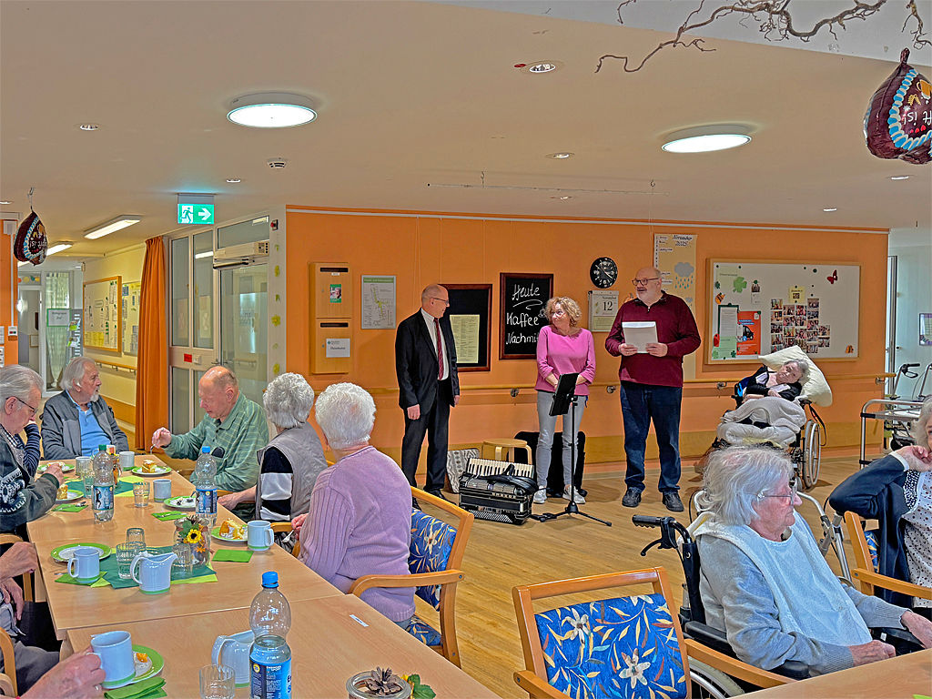 Übergabe der Ehrengoldurkunde im Gruppenraum des Kleeblattpflegeheim Gemmrigheim