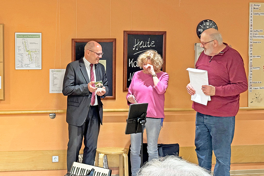 Übergabe der Ehrengoldurkunde an Helgard Schimpgen