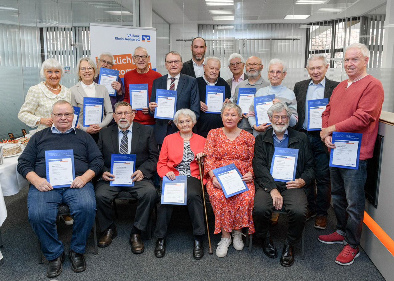 Vorstandsvorsitzender Dr. Michael Düpmann (hintere Reihe Mitte mit den Jubilaren in Heddesheim.