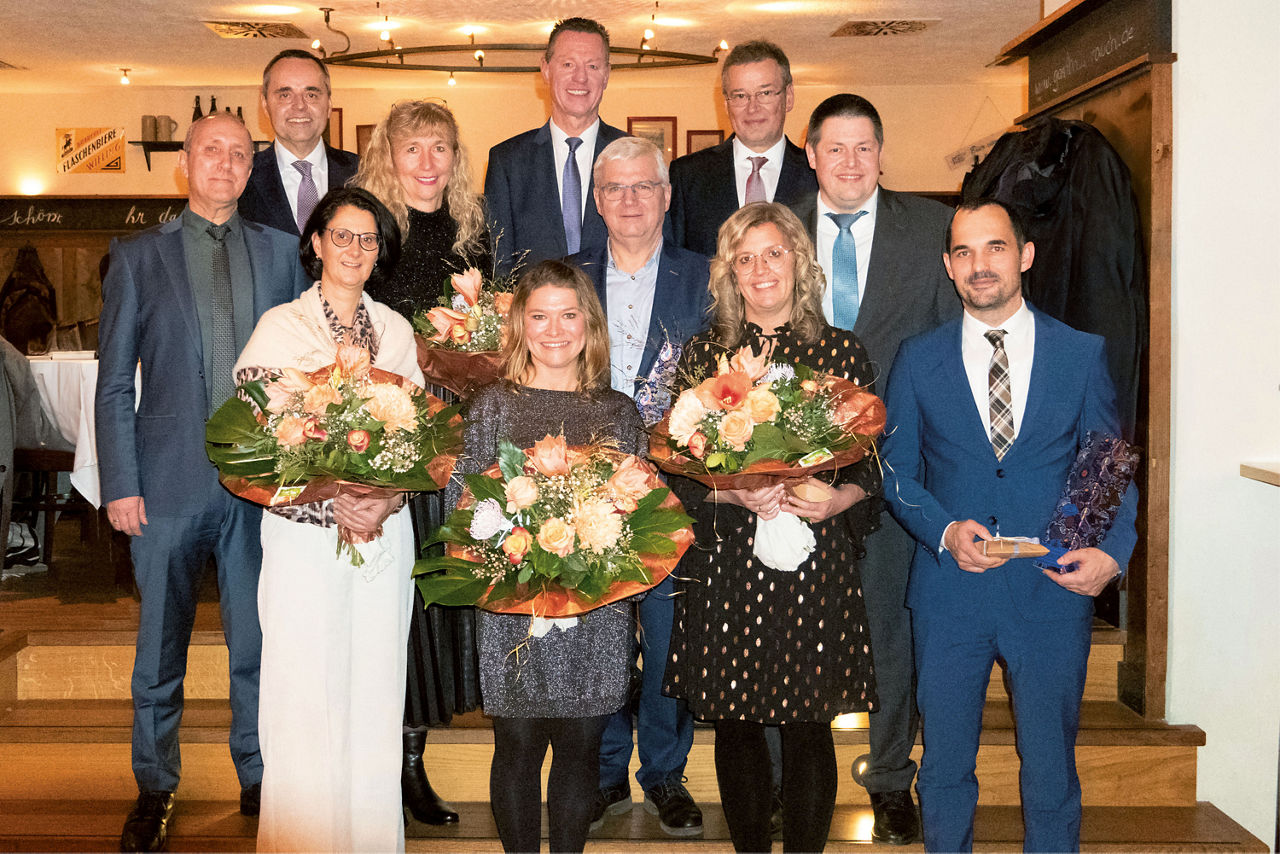 Vorstandschaft und langjährige Mitarbeiter der VR-Bank Erding eG bei der Weihnachtsfeier 2024