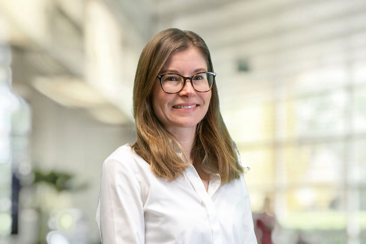 Mitarbeiterin in hellem Büroraum