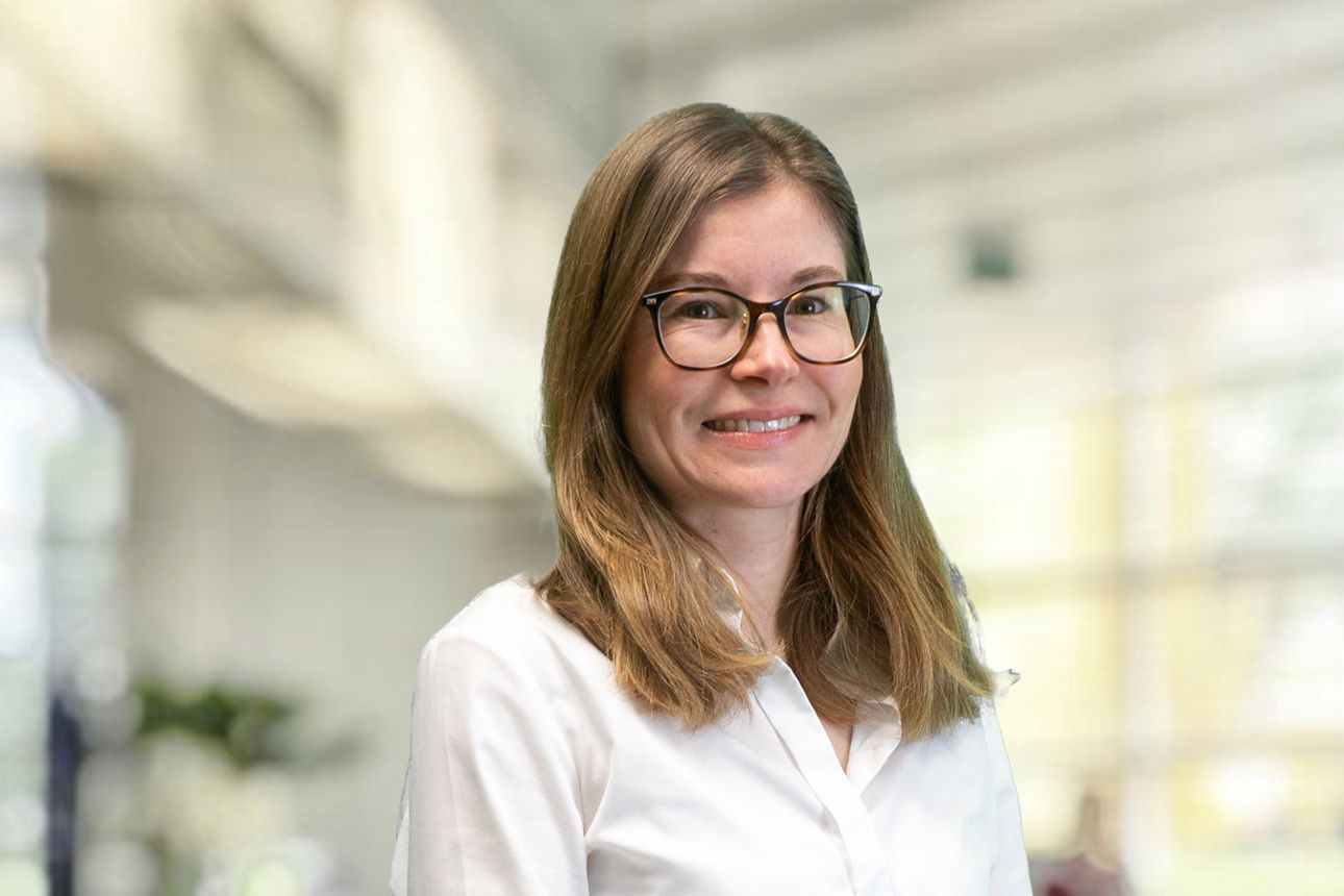 Mitarbeiterin in hellem Büroraum