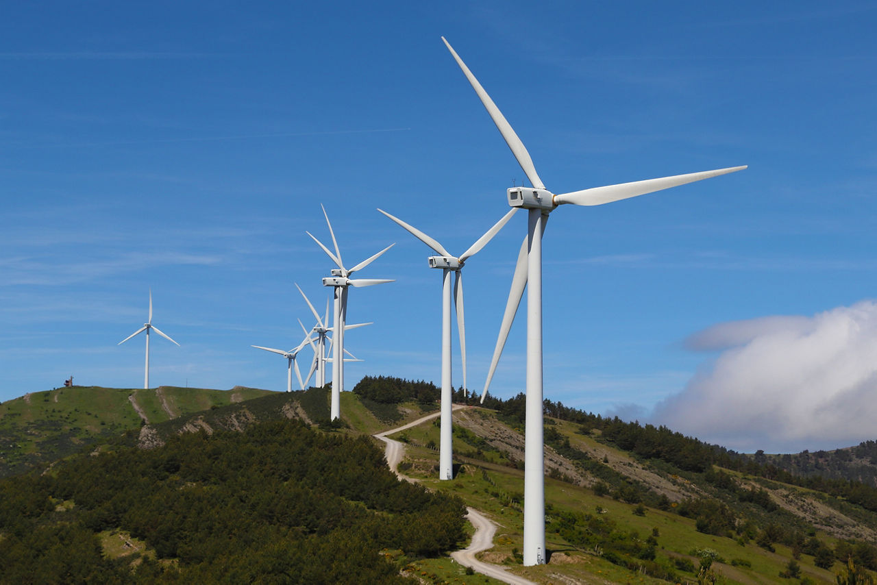 Landschaft mit Windrädern