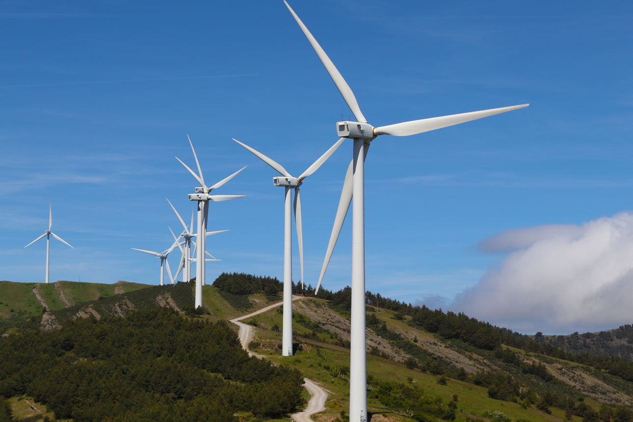 Landschaft mit Windrädern